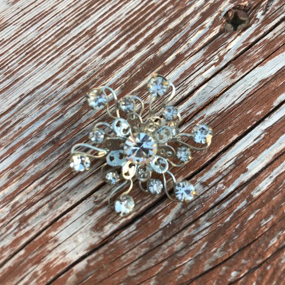 Vintage clear rhinestone snowflake star brooch pin - Picture 3 of 5